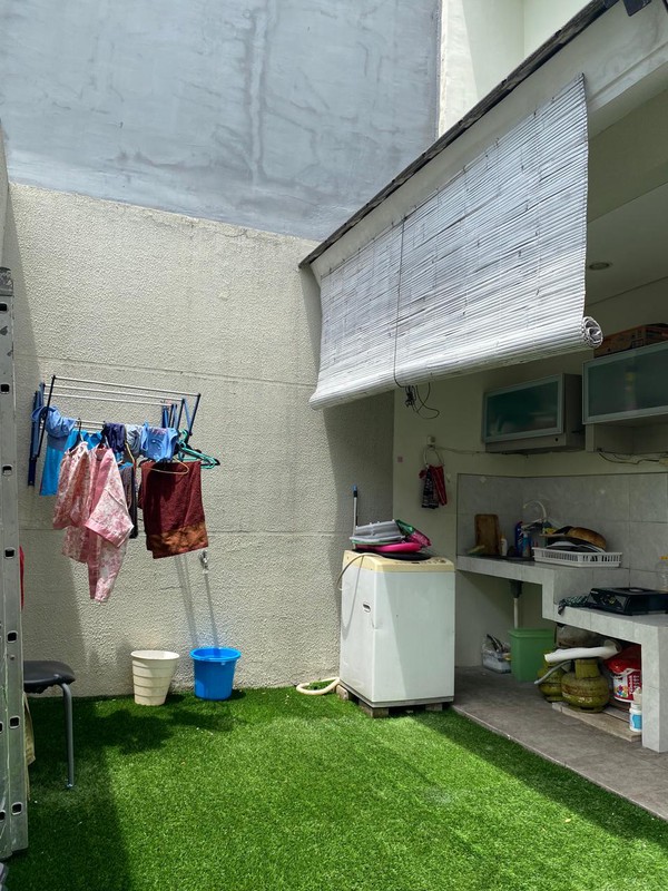 MURAH Rp.700 Jutaan Dijual Rumah North West Lake Citraland Surabaya Barat - Modern 2 Lantai BONUS SEMI Furnished - Taman Belakang Hijau Asri - Siap Huni dekat SMA Ciputra Kasih , Sekolah Citra Berkat,