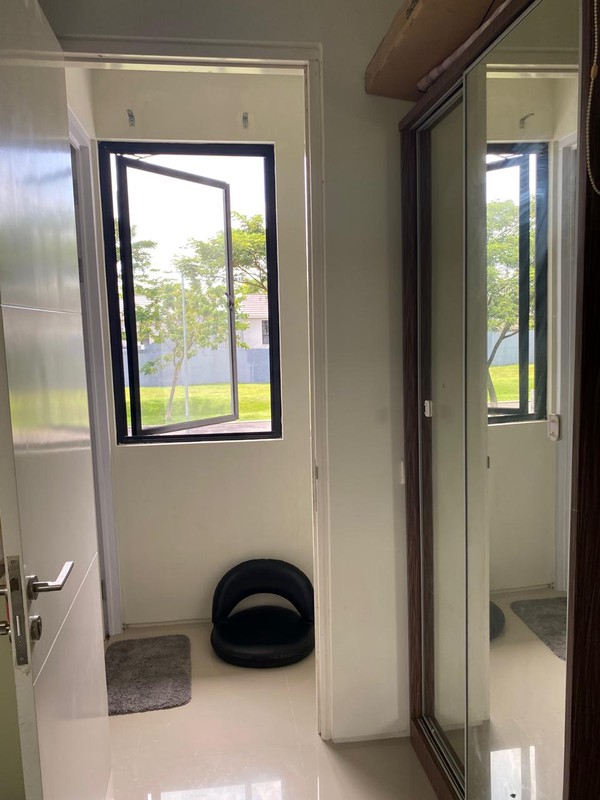 MURAH Rp.700 Jutaan Dijual Rumah North West Lake Citraland Surabaya Barat - Modern 2 Lantai BONUS SEMI Furnished - Taman Belakang Hijau Asri - Siap Huni dekat SMA Ciputra Kasih , Sekolah Citra Berkat,