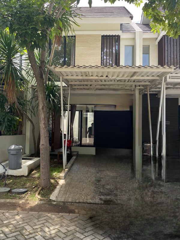 MURAH Rp.700 Jutaan Dijual Rumah North West Lake Citraland Surabaya Barat - Modern 2 Lantai BONUS SEMI Furnished - Taman Belakang Hijau Asri - Siap Huni dekat SMA Ciputra Kasih , Sekolah Citra Berkat,