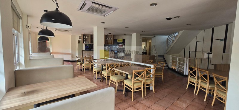 Ruko hadap Jalan raya Utama BSD, Facade lebar.