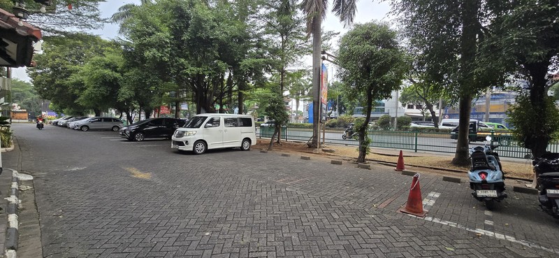 Ruko hadap Jalan raya Utama BSD, Facade lebar.