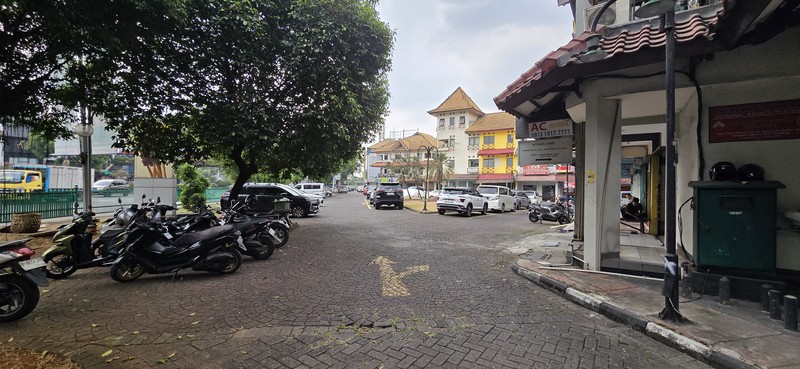 Ruko hadap Jalan raya Utama BSD, Facade lebar.