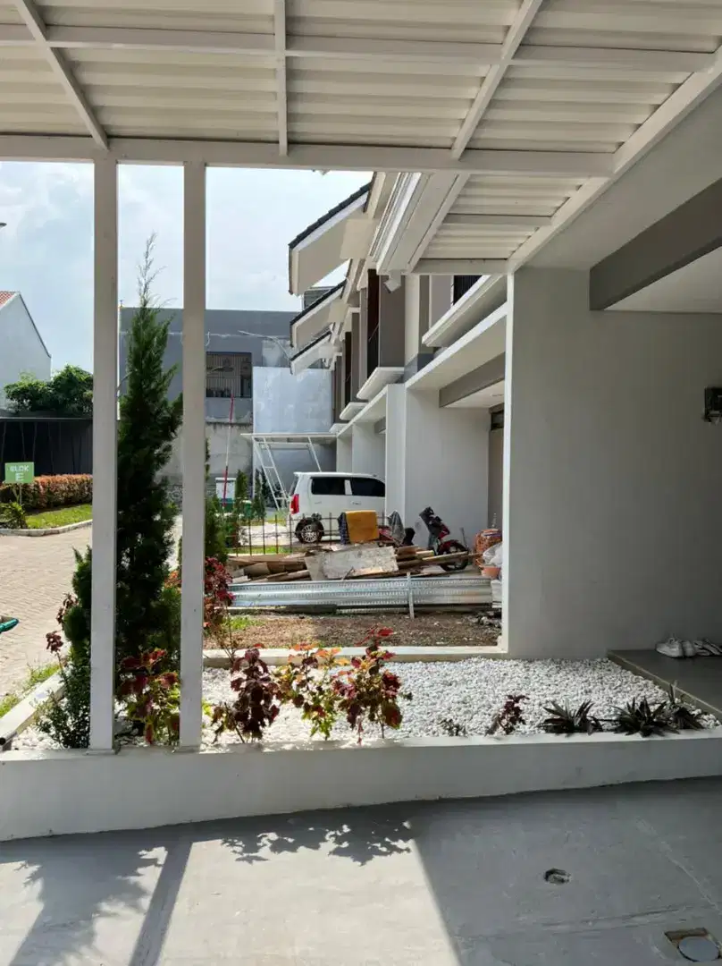 RUMAH DIJUAL SANGAT BAGUS FASILITAS KOLAM RENANG