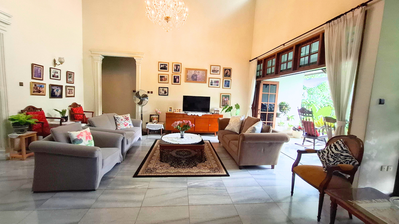 DIJUAL RUMAH MEWAH DENGAN TAMAN ASRI & KOLAM RENANG DI PEJATEN - JAKARTA SELATAN