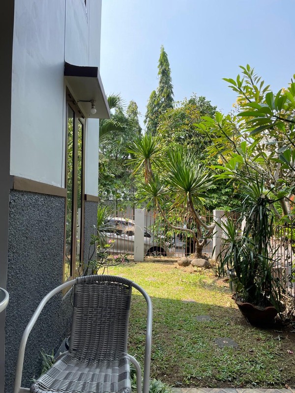 Rumah 2 lantai, posisi di hoek, siap huni, lokasi strategis di Bintaro Sektor 9.