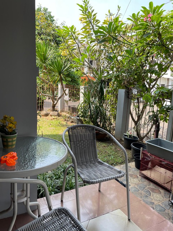 Rumah 2 lantai, posisi di hoek, siap huni, lokasi strategis di Bintaro Sektor 9.