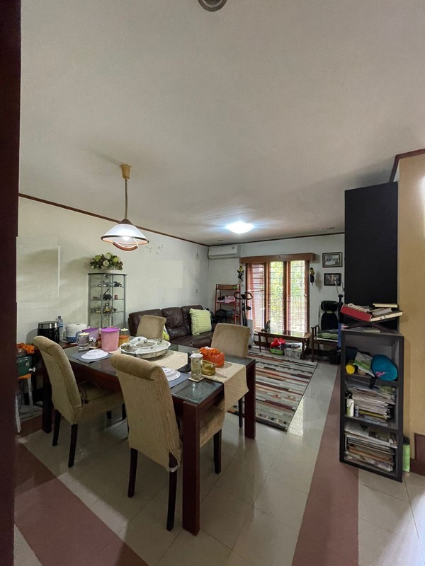 Rumah 2 lantai, posisi di hoek, siap huni, lokasi strategis di Bintaro Sektor 9.