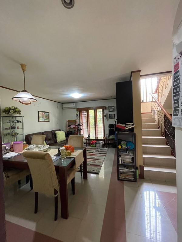 Rumah 2 lantai, posisi di hoek, siap huni, lokasi strategis di Bintaro Sektor 9.