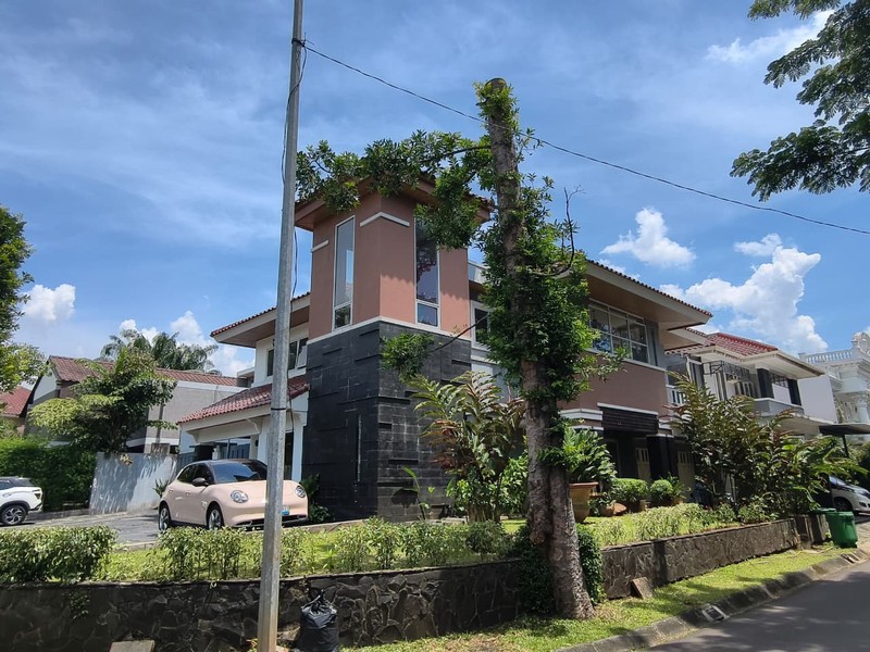 Rumah HOEK di Taman Giri Loka BSD City, bisa parkir 7 mobil