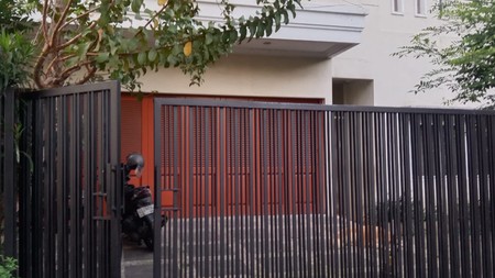 DI JUAL RUMAH SURABAYA TIMUR 2 LANTAI FULL FURNISH SIAP HUNI