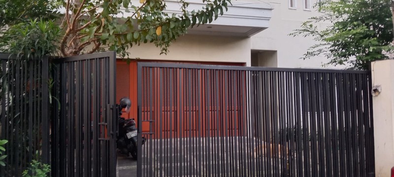 DI JUAL RUMAH SURABAYA TIMUR 2 LANTAI FULL FURNISH SIAP HUNI