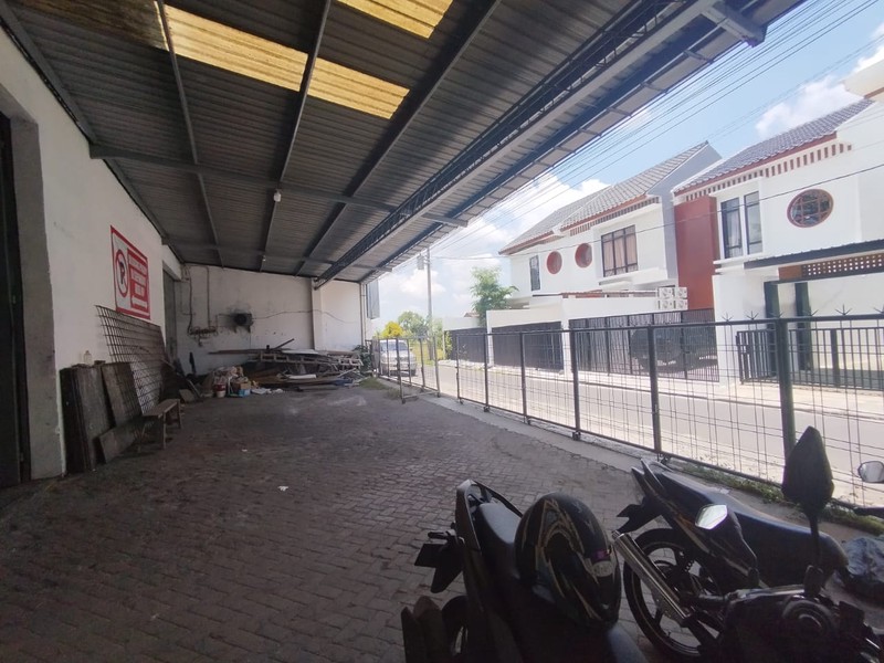 Disewakan Gudang Strategis Jl. Kabupaten, Trihanggo Akses Truk Double & Listrik 11.000 Watt