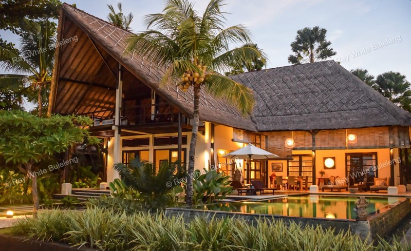 Lovina Beachfront Paradise - Spacious Villa with Pool & Tropical Garden