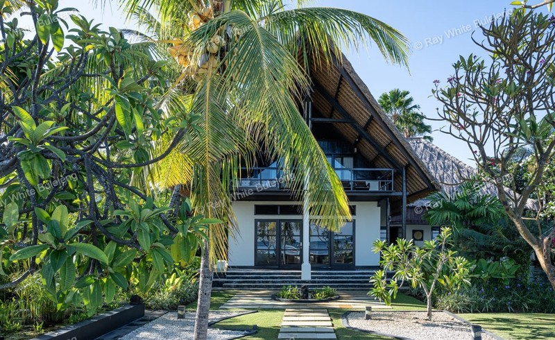 Lovina Beachfront Paradise - Spacious Villa with Pool & Tropical Garden