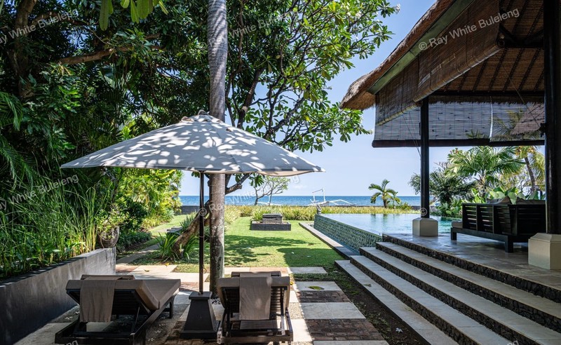 Lovina Beachfront Paradise - Spacious Villa with Pool & Tropical Garden