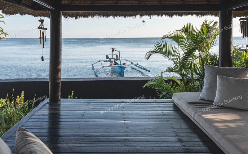 Lovina Beachfront Paradise - Spacious Villa with Pool & Tropical Garden