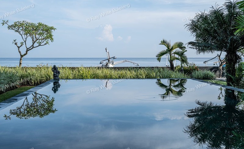 Lovina Beachfront Paradise - Spacious Villa with Pool & Tropical Garden