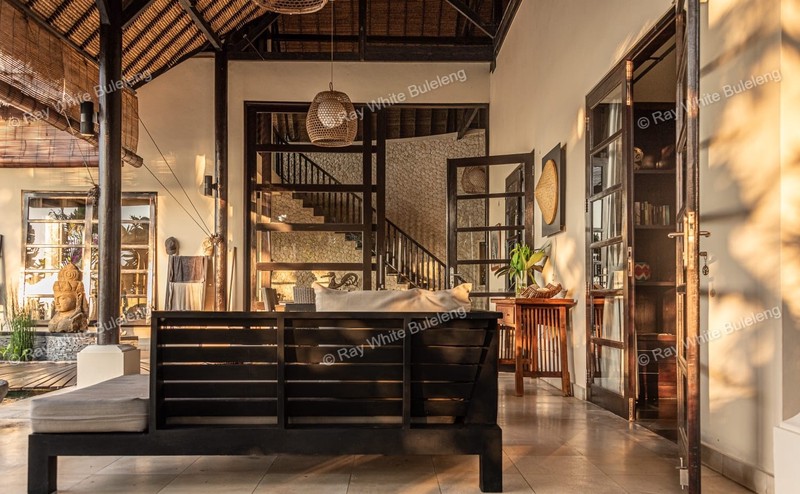 Lovina Beachfront Paradise - Spacious Villa with Pool & Tropical Garden