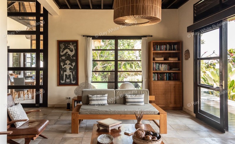 Lovina Beachfront Paradise - Spacious Villa with Pool & Tropical Garden