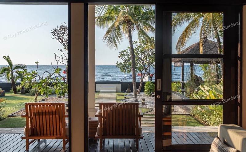 Lovina Beachfront Paradise - Spacious Villa with Pool & Tropical Garden