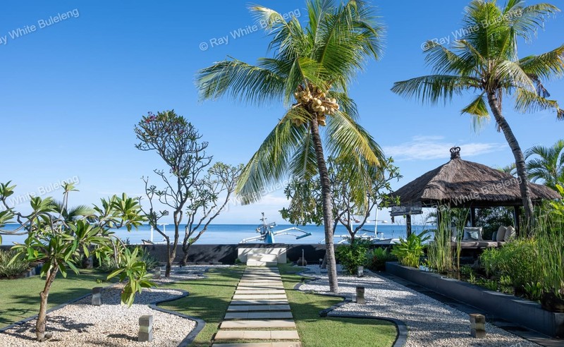Lovina Beachfront Paradise - Spacious Villa with Pool & Tropical Garden