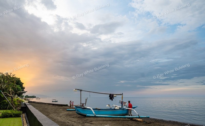 Lovina Beachfront Paradise - Spacious Villa with Pool & Tropical Garden