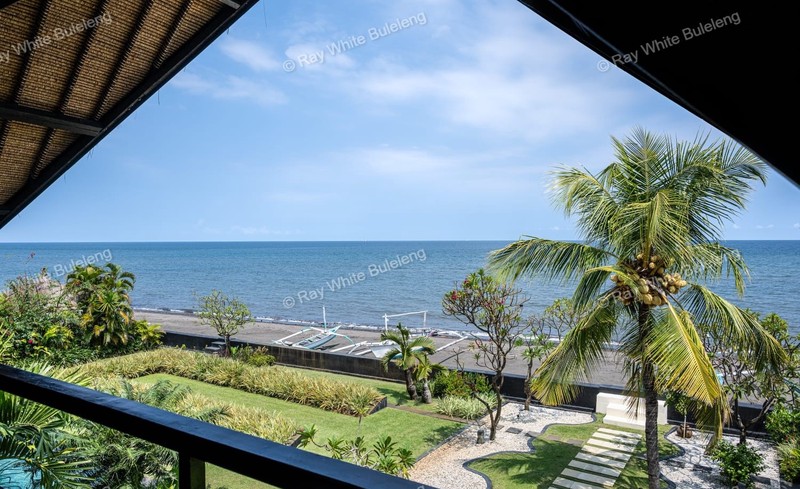 Lovina Beachfront Paradise - Spacious Villa with Pool & Tropical Garden