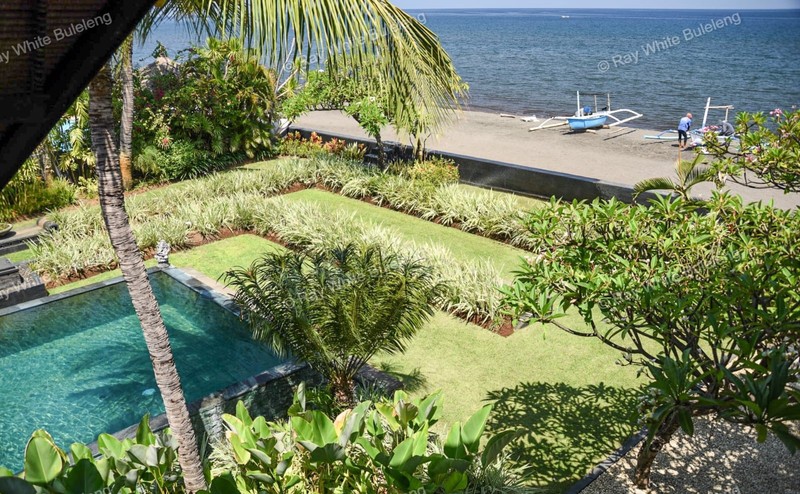 Lovina Beachfront Paradise - Spacious Villa with Pool & Tropical Garden