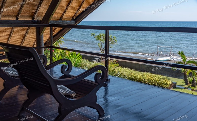 Lovina Beachfront Paradise - Spacious Villa with Pool & Tropical Garden