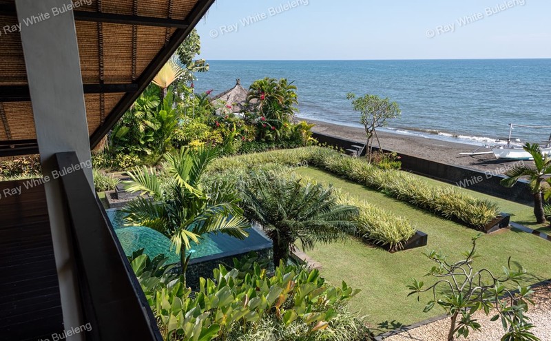 Lovina Beachfront Paradise - Spacious Villa with Pool & Tropical Garden