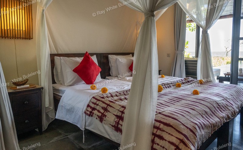 Lovina Beachfront Paradise - Spacious Villa with Pool & Tropical Garden