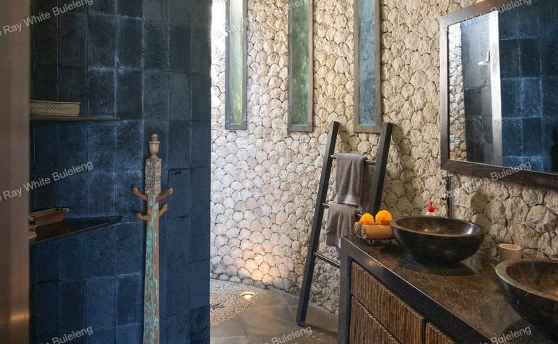 Lovina Beachfront Paradise - Spacious Villa with Pool & Tropical Garden