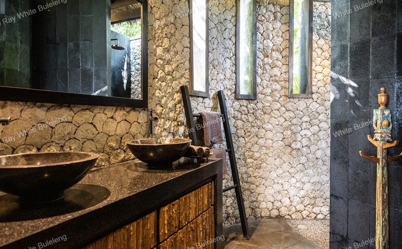 Lovina Beachfront Paradise - Spacious Villa with Pool & Tropical Garden