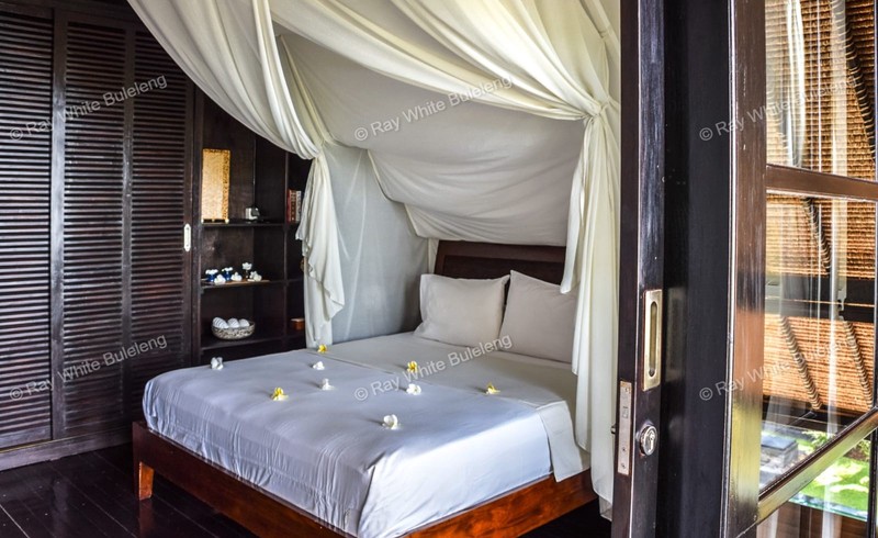 Lovina Beachfront Paradise - Spacious Villa with Pool & Tropical Garden