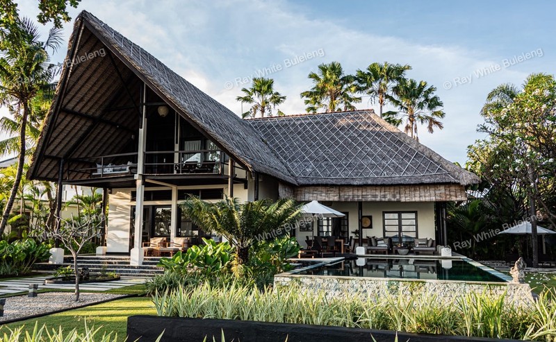 Lovina Beachfront Paradise - Spacious Villa with Pool & Tropical Garden