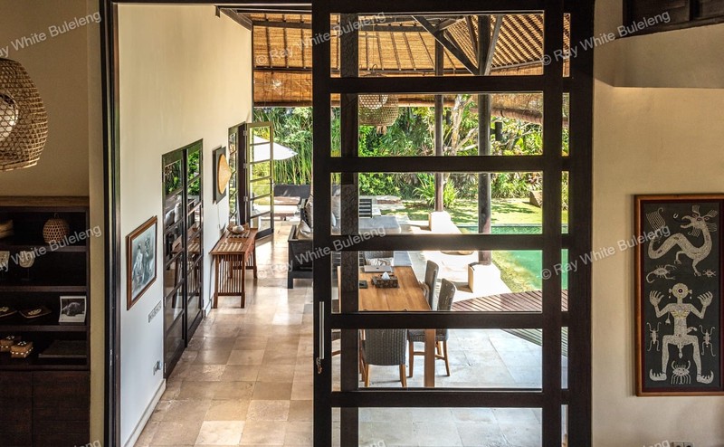 Lovina Beachfront Paradise - Spacious Villa with Pool & Tropical Garden