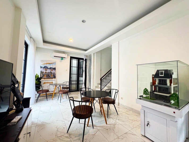 Rumah Modern 3 Lantai di Pesanggrahan Jakarta Selatan