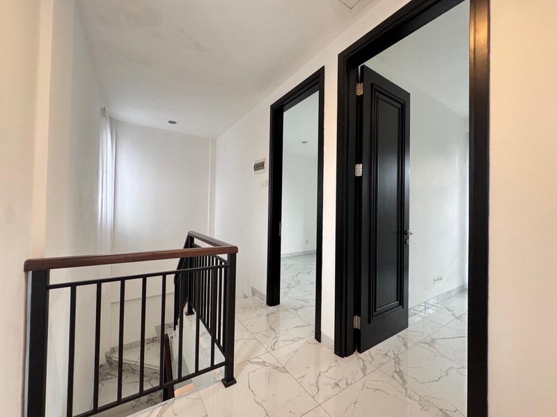 Rumah Modern 3 Lantai di Pesanggrahan Jakarta Selatan