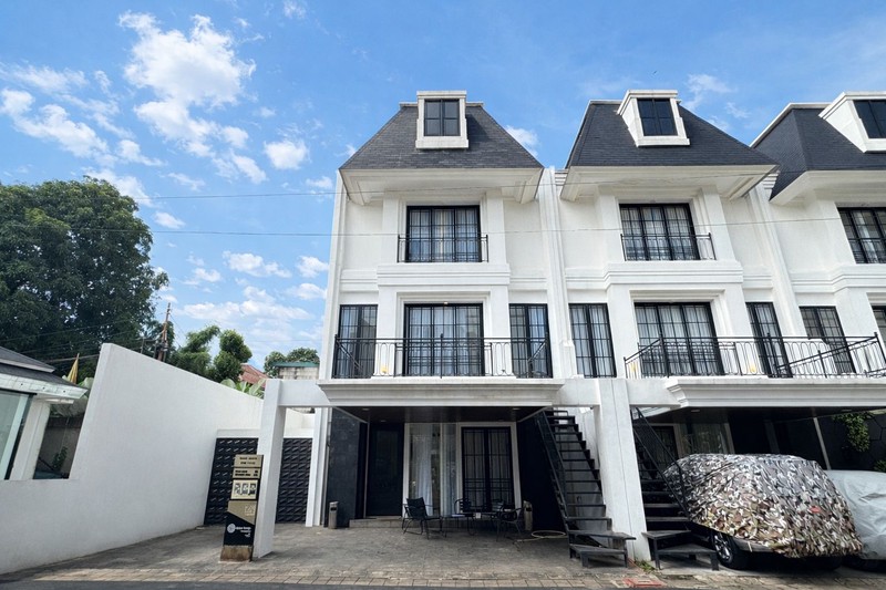 Rumah Modern 3 Lantai di Pesanggrahan Jakarta Selatan