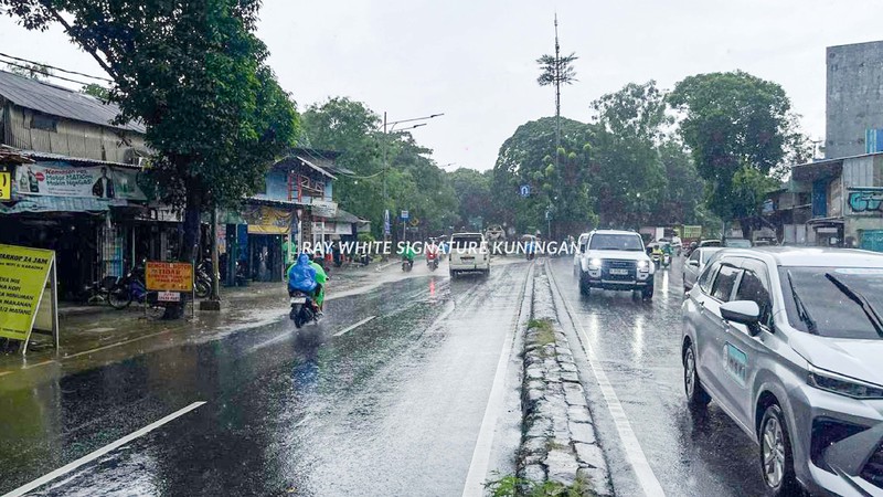 Bangunan Usaha 2 Lantai di TB Simatupang Jakarta Selatan - Lokasi Strategis