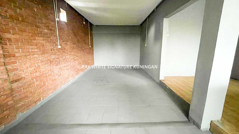 Bangunan Usaha 2 Lantai di TB Simatupang Jakarta Selatan - Lokasi Strategis