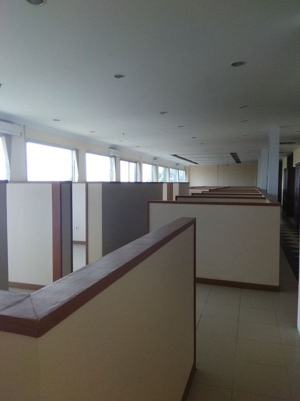 Gedung komersial siap pakai dengan luas bangunan ±4.523 m² di kawasan bisnis 