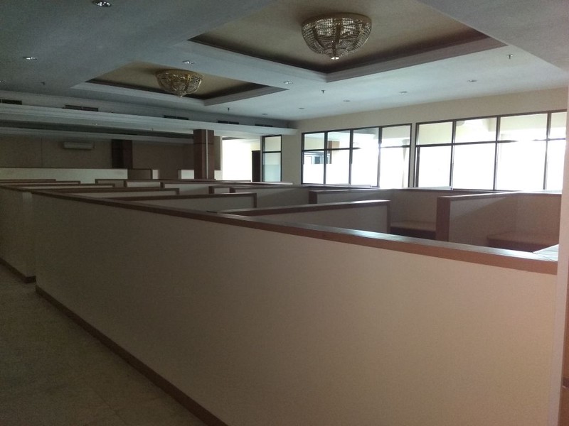 Gedung komersial siap pakai dengan luas bangunan ±4.523 m² di kawasan bisnis 