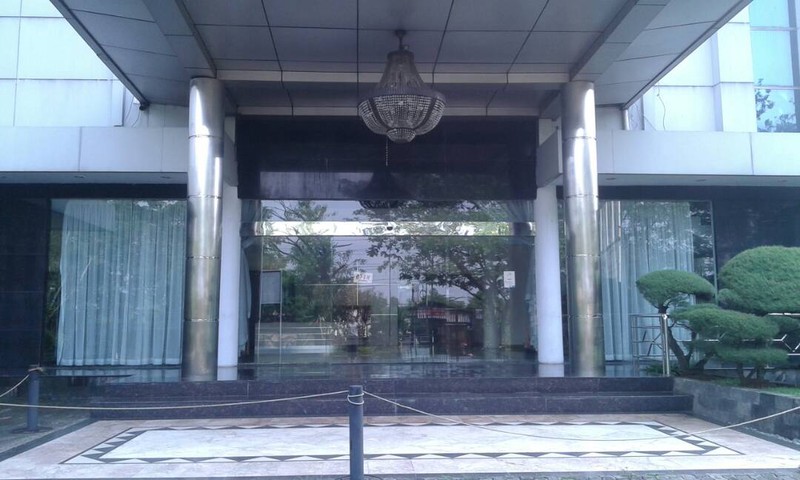 Gedung komersial siap pakai dengan luas bangunan ±4.523 m² di kawasan bisnis 