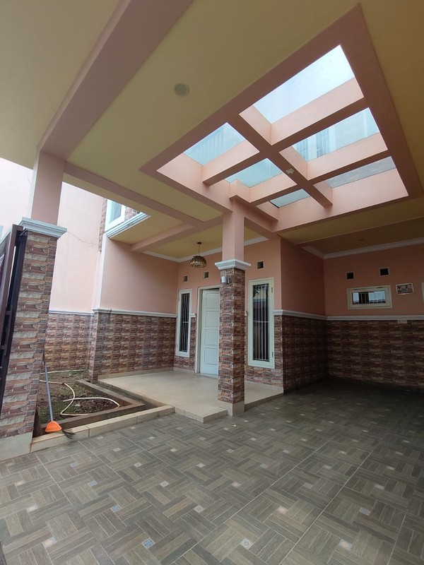 Rumah Mewah 2 Lantai dengan Carport Luas dan Balkon - Desain Modern Minimalis