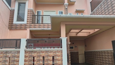 Rumah Mewah 2 Lantai dengan Carport Luas dan Balkon - Desain Modern Minimalis