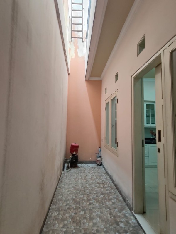 Rumah Mewah 2 Lantai dengan Carport Luas dan Balkon - Desain Modern Minimalis