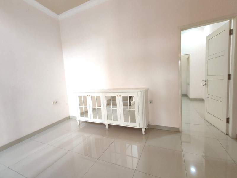 Rumah Mewah 2 Lantai dengan Carport Luas dan Balkon - Desain Modern Minimalis