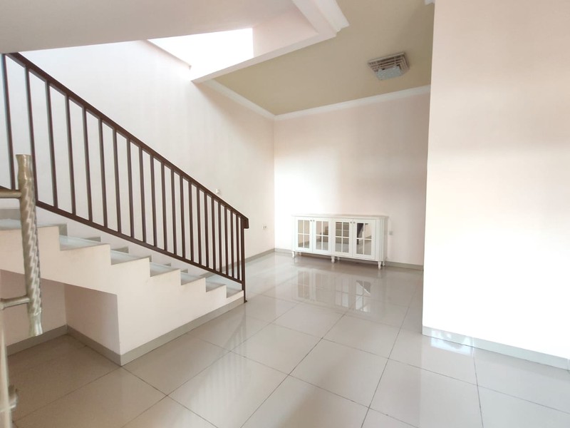 Rumah Mewah 2 Lantai dengan Carport Luas dan Balkon - Desain Modern Minimalis