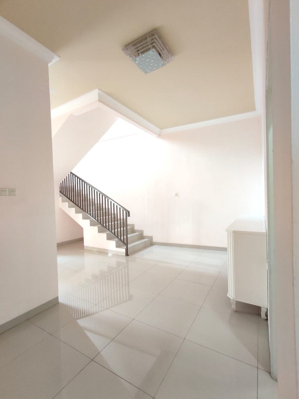 Rumah Mewah 2 Lantai dengan Carport Luas dan Balkon - Desain Modern Minimalis